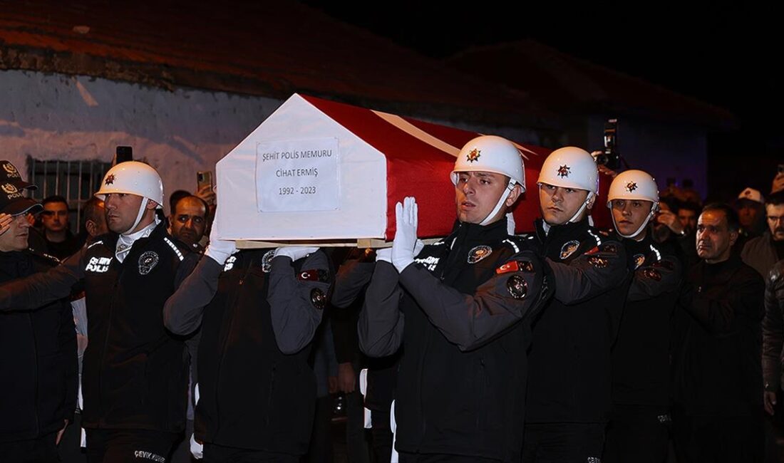 İstanbul Büyükçekmece'de ihbar üzerine gittiği apartman dairesinde bir şüphelinin silahla