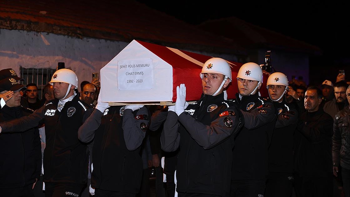 İstanbul Büyükçekmece'de ihbar üzerine gittiği apartman dairesinde bir şüphelinin silahla