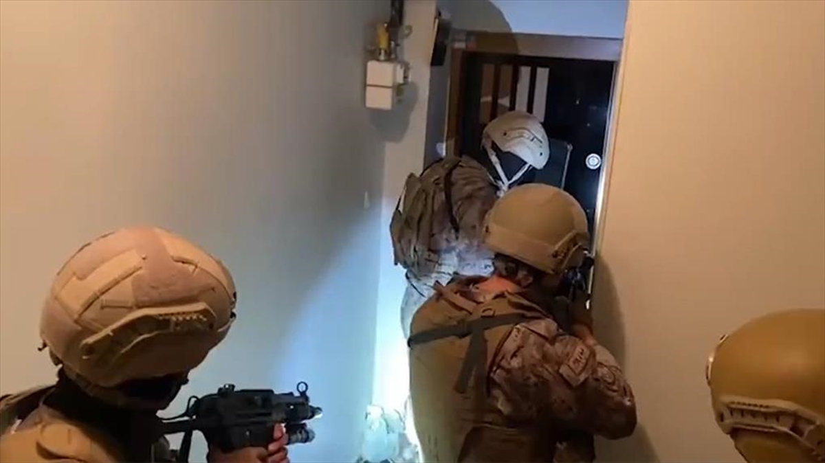 İstanbul'da uyuşturucu satıcılarına yönelik operasyonlarda 104 şüpheli gözaltına alındı.