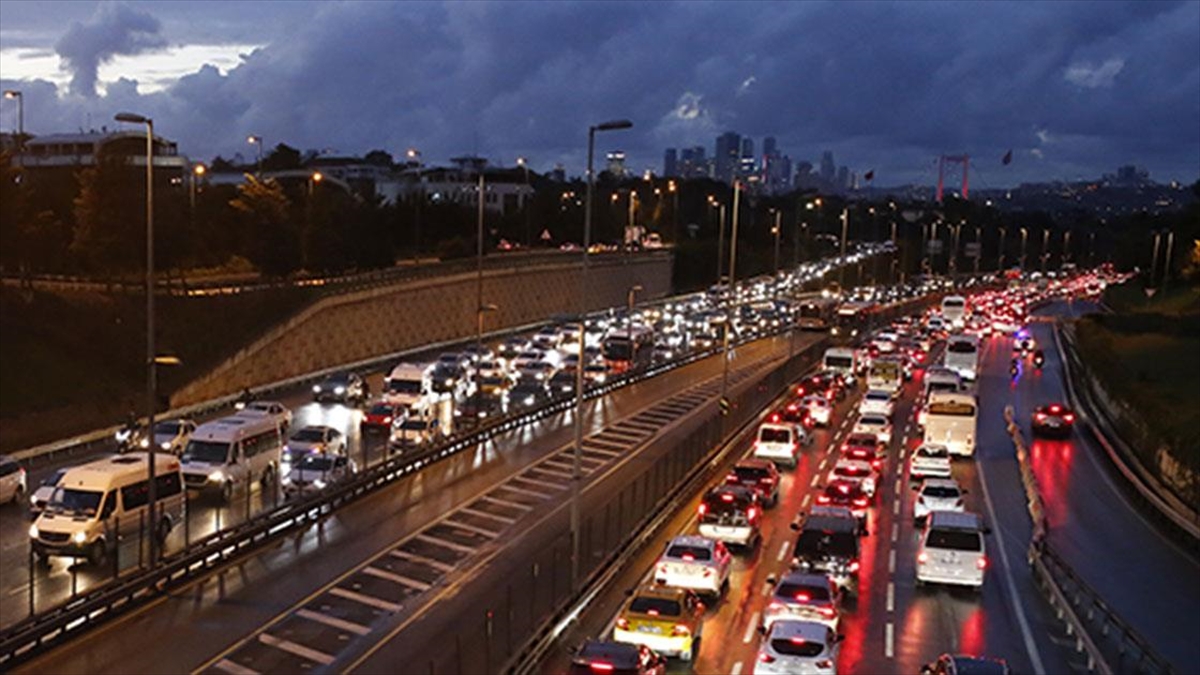 İstanbul'da yağışlı havanın da etkisiyle trafik yoğunluğu artarken, toplu taşıma