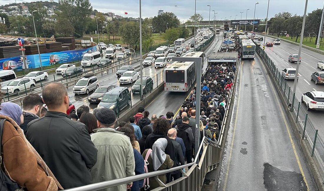 İstanbul'da yağışlı havanın etkisiyle trafik yoğunluğu yaşanıyor Toplu taşıma araçlarında da kalabalık oluşurken metrobüs, metro ve otobüs