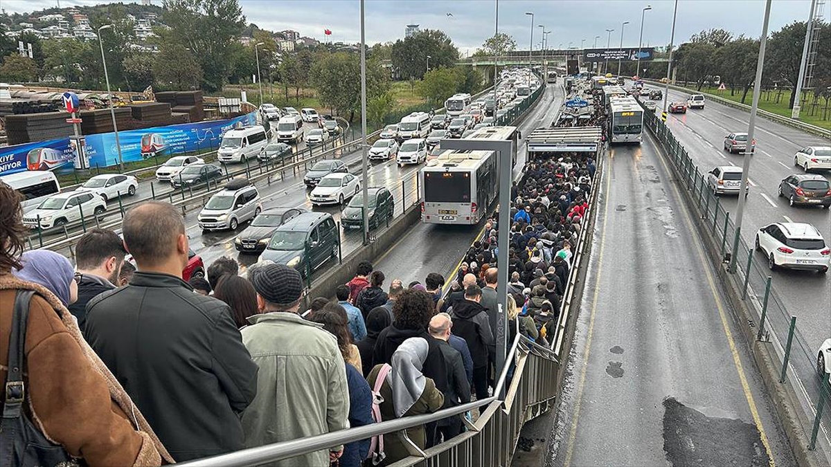 Toplu taşıma araçlarında da kalabalık oluşurken metrobüs, metro ve otobüs