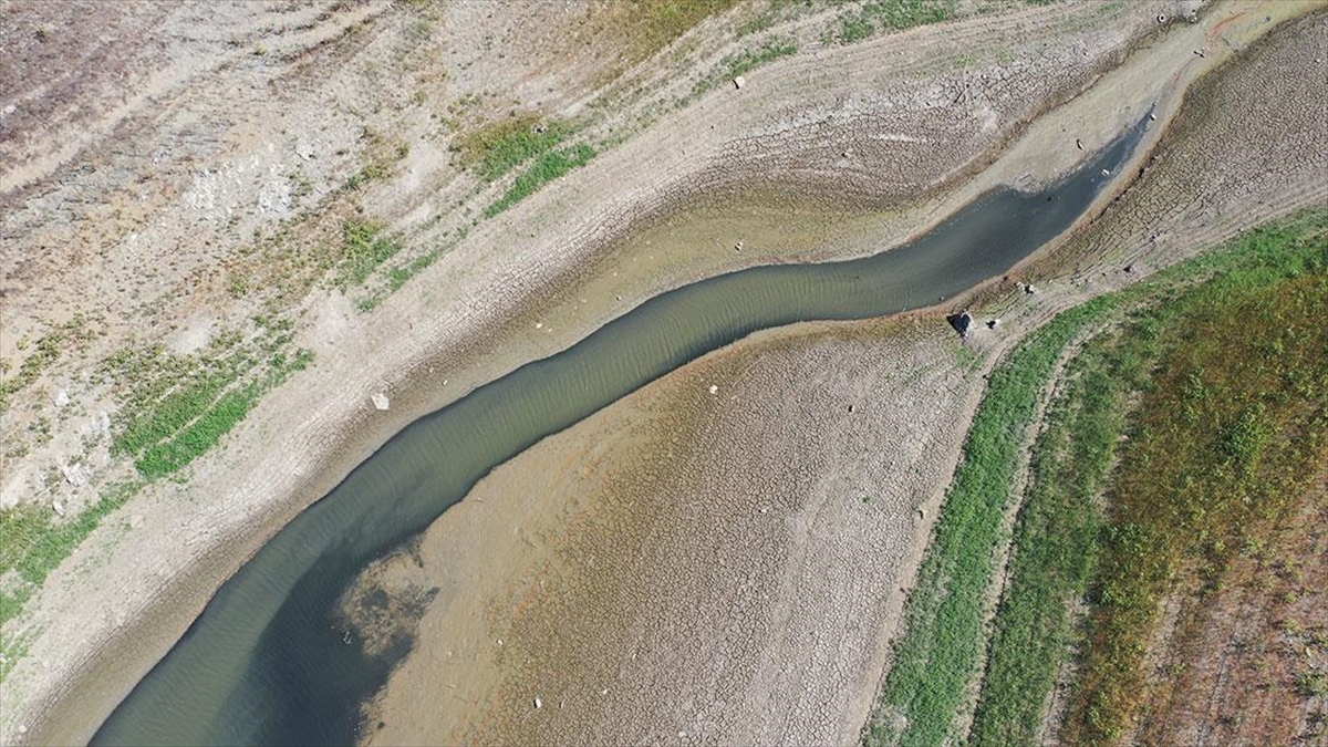İstanbul'a su sağlayan barajlardaki doluluk oranı yüzde 21,01'e geriledi.
