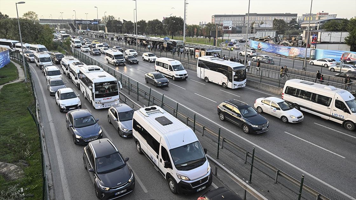 İstanbul'un bazı bölgelerinde sabah saatlerinde trafik yoğunluğu oluştu.
