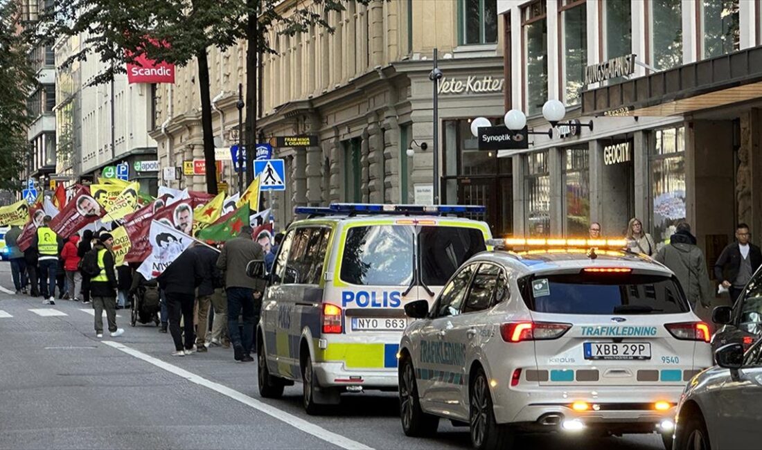 İsveç'in başkenti Stockholm'de, Norra Bantorget Meydanı'nda toplanan terör örgütü PKK/YPG