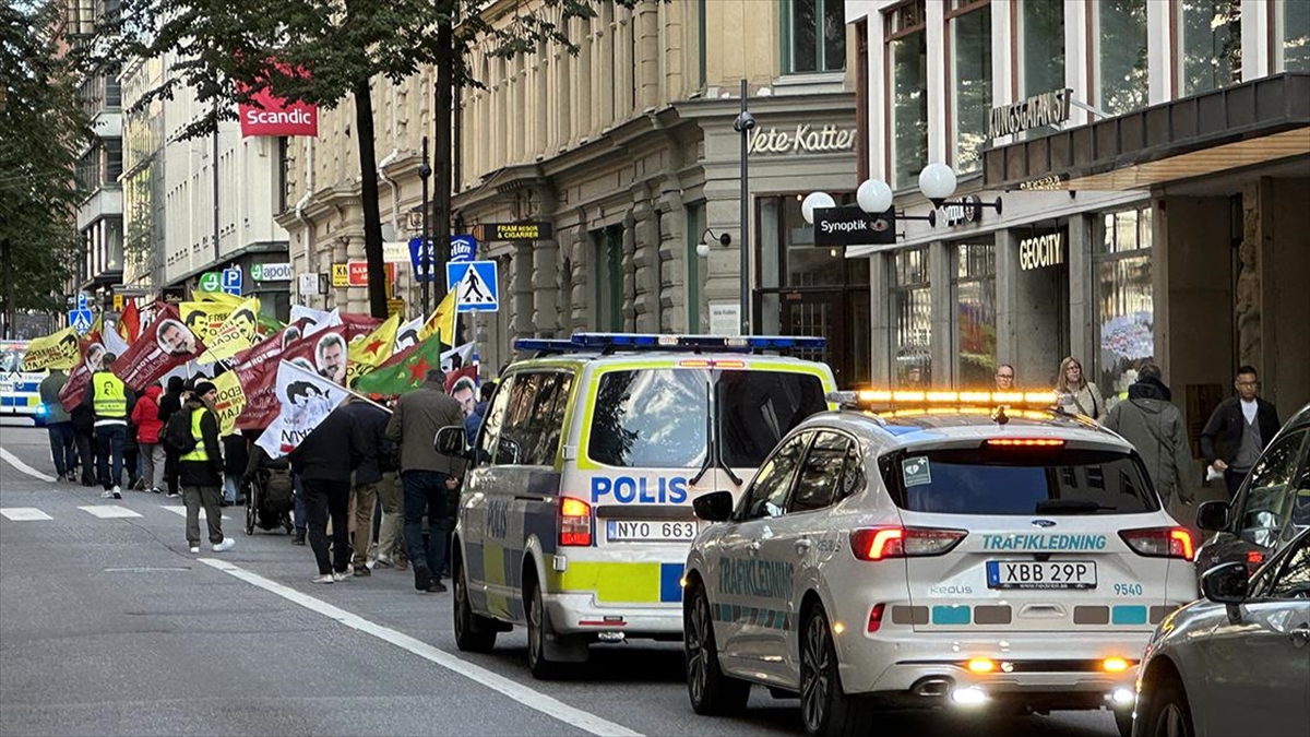 İsveç'in başkenti Stockholm'de, Norra Bantorget Meydanı'nda toplanan terör örgütü PKK/YPG