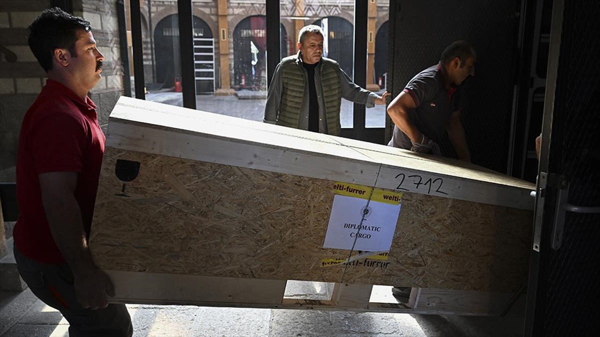 Kültür ve Turizm Bakanlığının girişimiyle İsviçre'den Türkiye'ye iade edilen 37