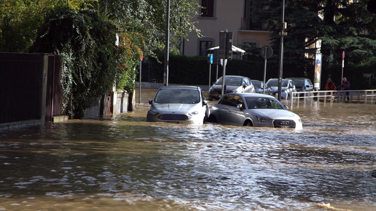 İtalya'nın kuzeyinde etkili olan sağanak nedeniyle Milano kentinin bazı semtleri