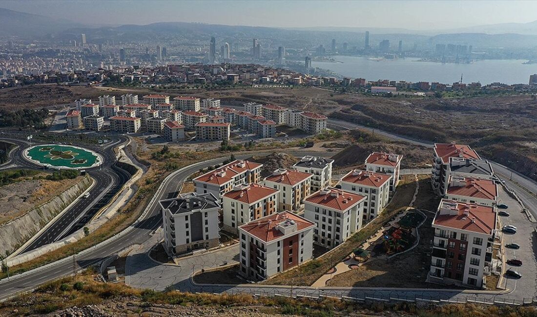 İzmir depreminin ardından depremzedelere 3 bin 887 konut teslim edildi Çevre, Şehircilik ve İklim Değişikliği Bakanlığı, İzmir'de 30 Ekim 2020'deki