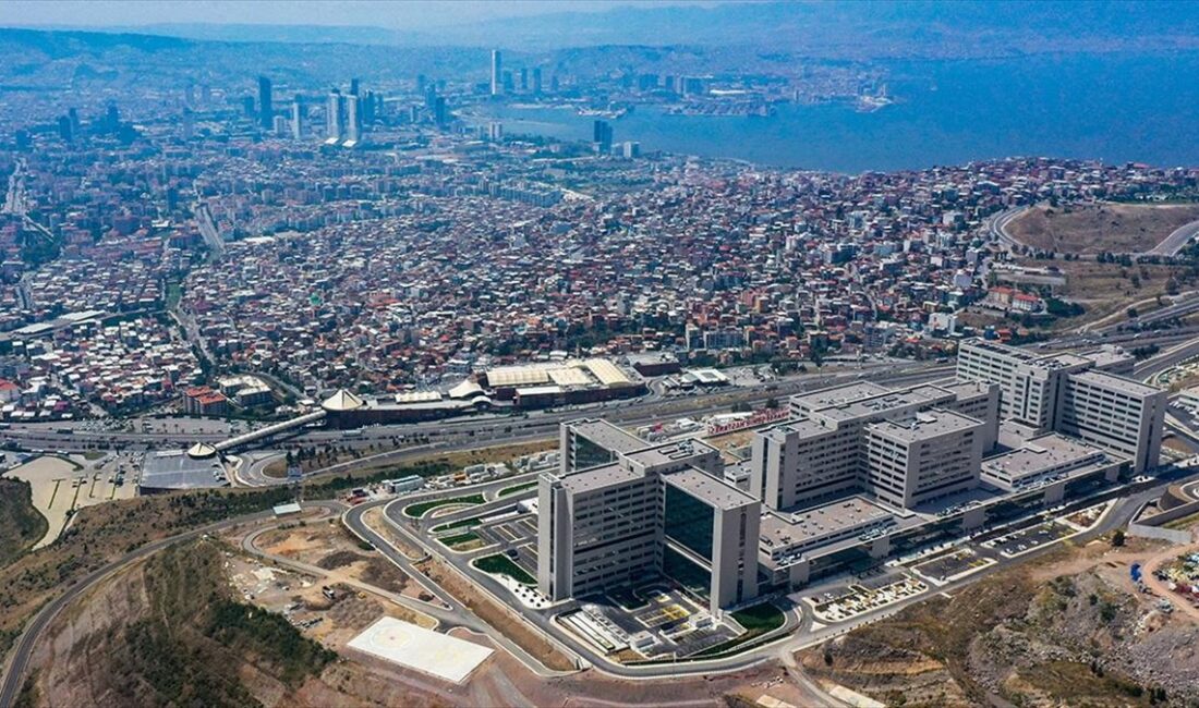 Yapımı tamamlanan İzmir Şehir Hastanesinde hasta kabulüne başlanıldı.