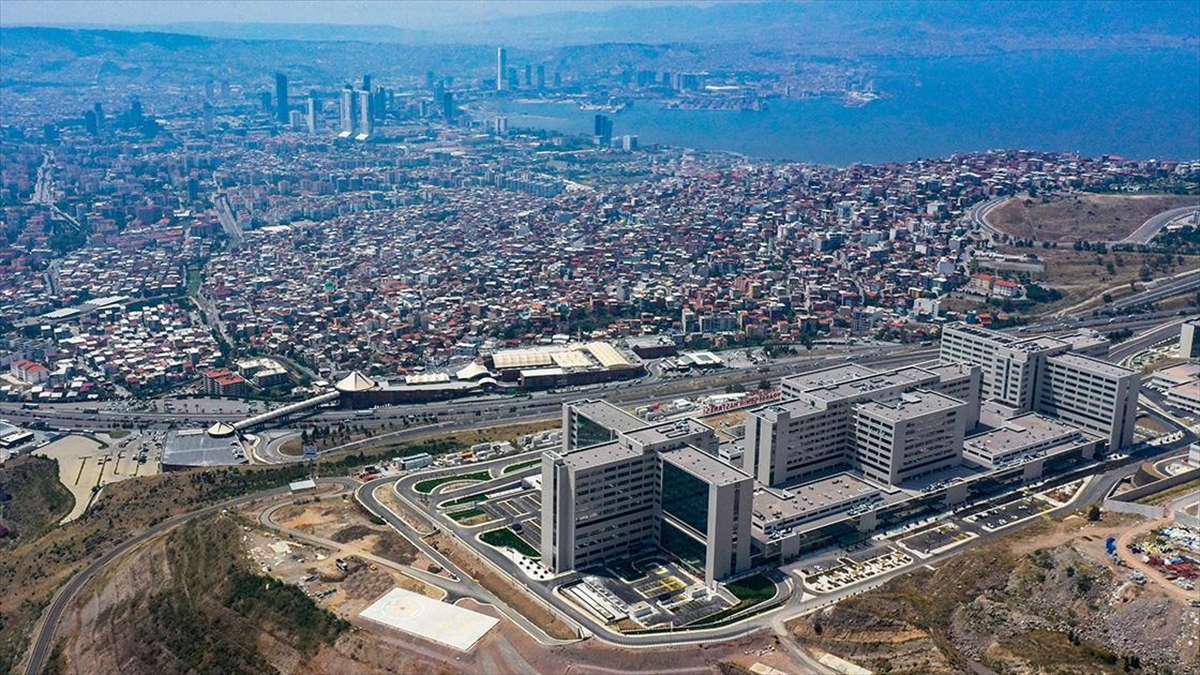 Yapımı tamamlanan İzmir Şehir Hastanesinde hasta kabulüne başlanıldı.