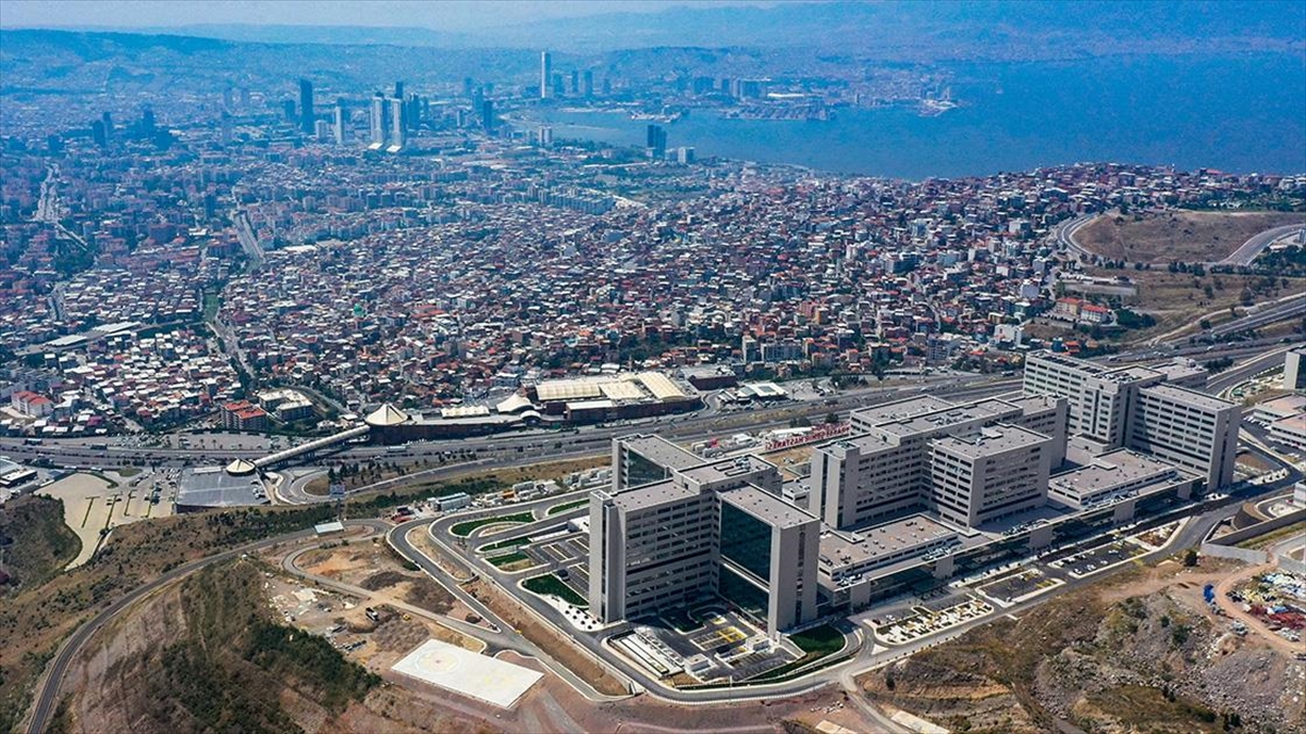 Sağlık Bakanı Fahrettin Koca, İzmir Şehir Hastanesi'nin yarın hasta kabulüne
