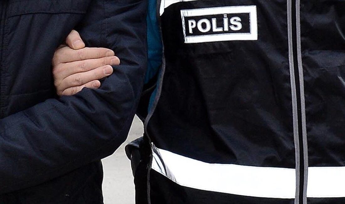 İzmir'de FETÖ'ye yönelik operasyonda yakalanan zanlılardan 16'sı tutuklandı, 6'sı adli