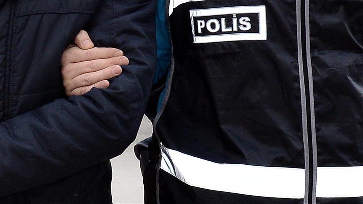 İzmir'de FETÖ'ye yönelik operasyonda yakalanan zanlılardan 16'sı tutuklandı, 6'sı adli