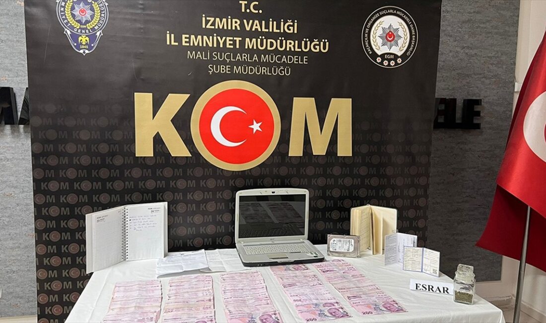 İzmir'de, "Kafes" operasyonu kapsamında 25 şüpheli gözaltına alındı.