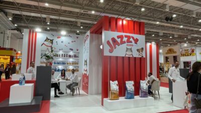 - PET İZMİR 2023'e katılan Jazzy, hem mamalarının tanıtımını yaptı