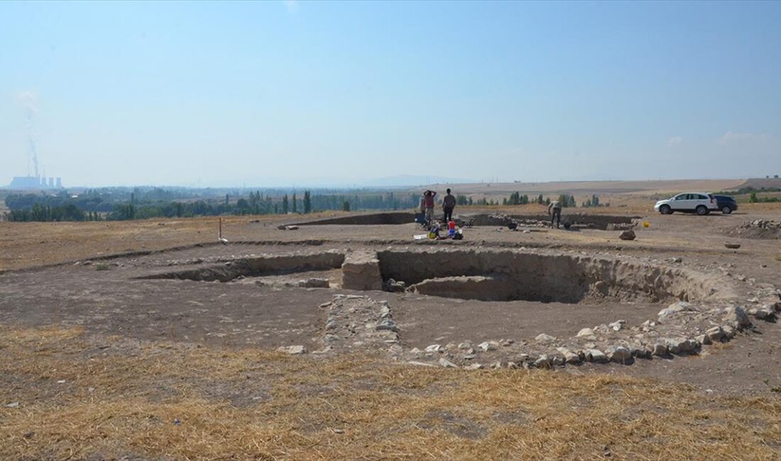 Kahramanmaraş'ın Afşin ilçesindeki Yassı Höyük'te yürütülen kazı çalışmalarında yaklaşık 2