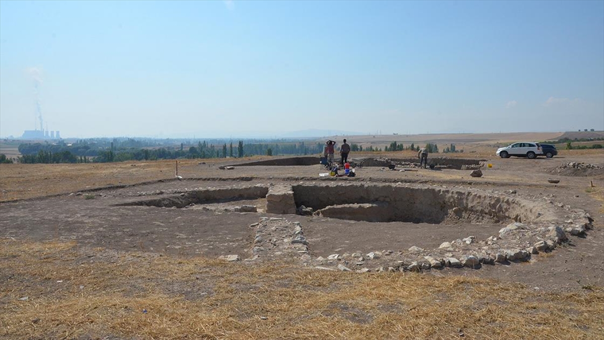 Kahramanmaraş'ın Afşin ilçesindeki Yassı Höyük'te yürütülen kazı çalışmalarında yaklaşık 2
