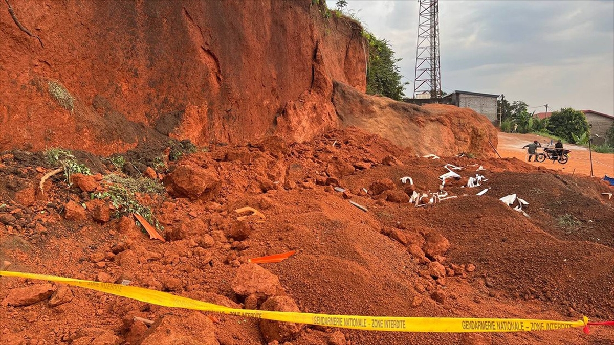 Kamerun'un başkenti Yaounde’de şiddetli yağışların yol açtığı heyelanda hayatını kaybedenlerin