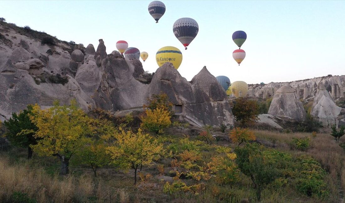 Kapadokya'yı ziyaret edenler, sonbahar renklerine bürünen doğada fotoğraf çektirme imkanı