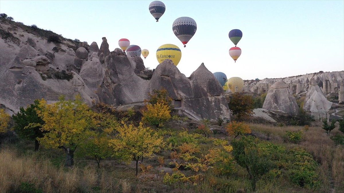 Kapadokya'yı ziyaret edenler, sonbahar renklerine bürünen doğada fotoğraf çektirme imkanı