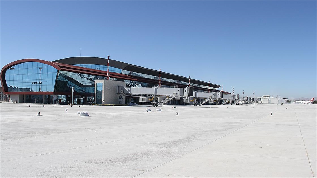 Yapımı yaklaşık 3 yıldır devam eden Kayseri Havalimanı yeni terminal