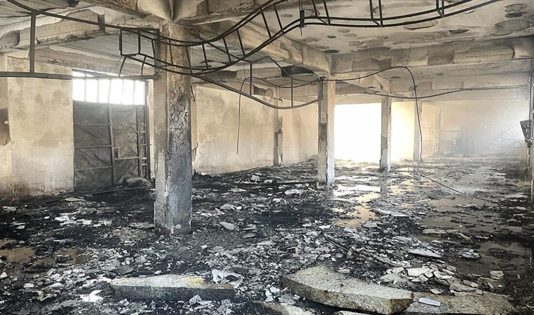 Kayseri'de mobilya üretimi yapılan fabrikada çıkan yangın itfaiye ekiplerinin müdahalesiyle