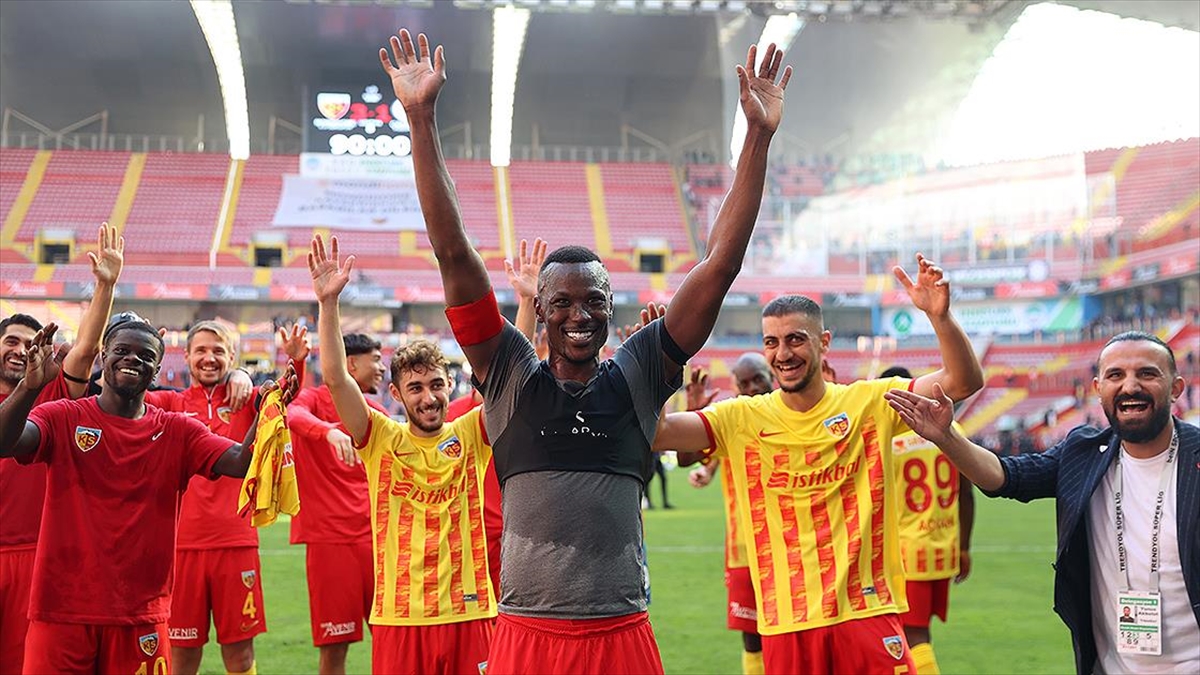 Trendyol Süper Lig'in 9. haftasında Çaykur Rizespor'u 3-1 yenen Mondihome