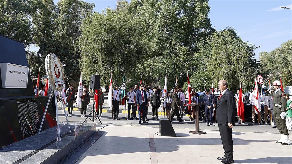 LEFKOŞA (AA) – Başkent Lefkoşa’daki tören, Atatürk Anıtı önünde düzenlendi.