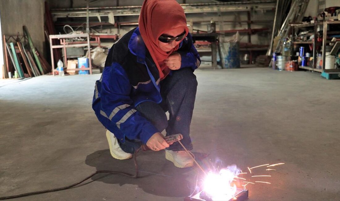 Osmaniye'de kocasından öğrendiği kaynakçılığı kurslarla destekleyip usta öğreticilik belgesi alan
