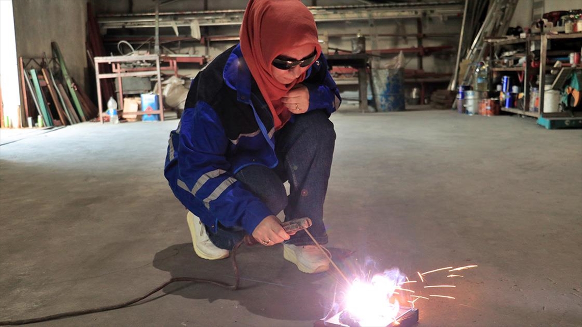 Osmaniye'de kocasından öğrendiği kaynakçılığı kurslarla destekleyip usta öğreticilik belgesi alan