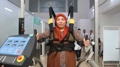 Trabzon'da geçirdiği trafik kazası sonucu boynundaki kırıklara bağlı kol ve