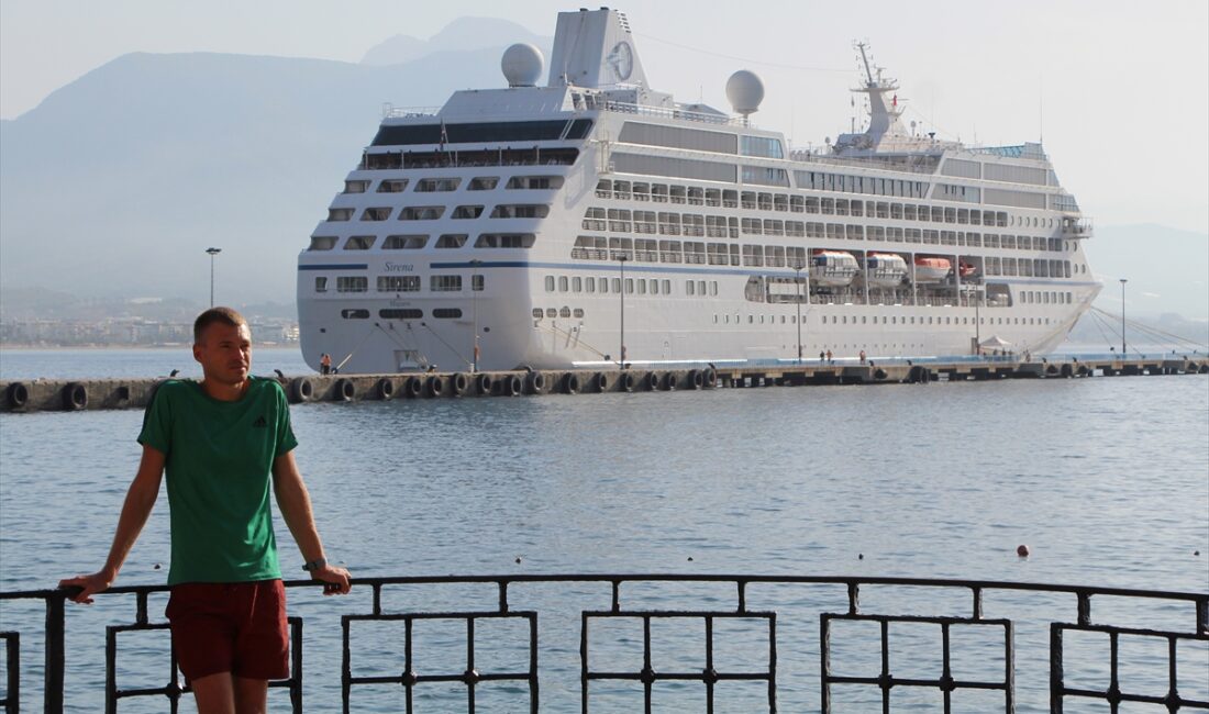 ANTALYA (AA) – Marshall Adaları bayraklı "Sirena" adlı kruvaziyer, Antalya'nın