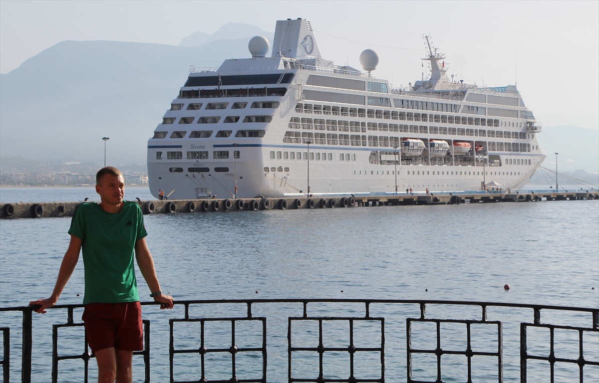 ANTALYA (AA) – Marshall Adaları bayraklı "Sirena" adlı kruvaziyer, Antalya'nın