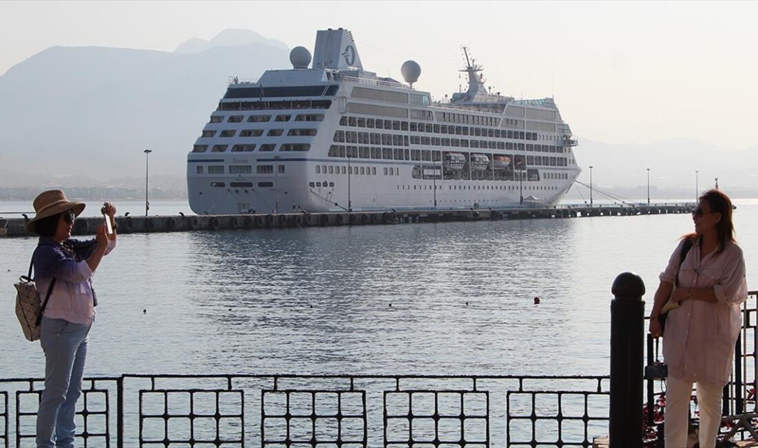 Marshall Adaları bayraklı "Sirena" adlı kruvaziyer, Antalya'nın Alanya ilçesine geldi.