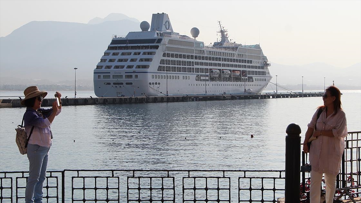 Marshall Adaları bayraklı "Sirena" adlı kruvaziyer, Antalya'nın Alanya ilçesine geldi.