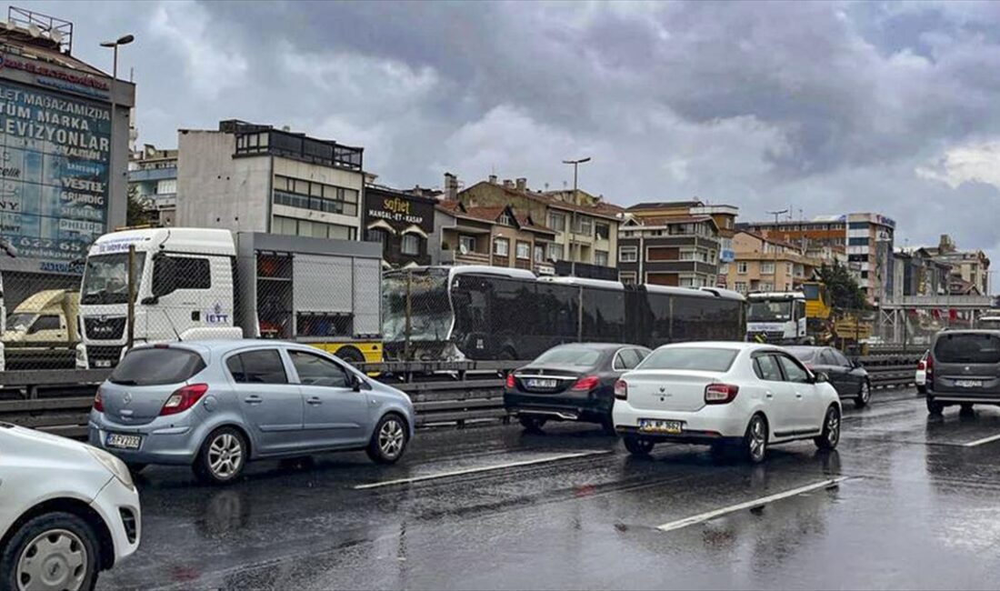 İstanbul Küçükçekmece'de çarpışan 2 metrobüste hasar oluştu.