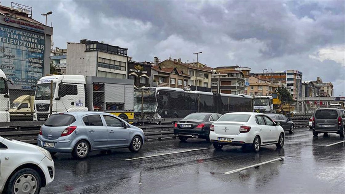 İstanbul Küçükçekmece'de çarpışan 2 metrobüste hasar oluştu.