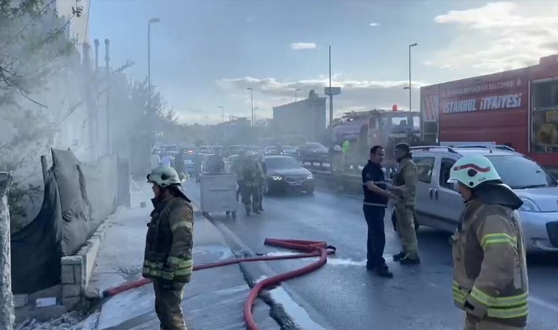 Küçükçekmece'de yol kenarındaki metruk binada çıkan yangın nedeniyle ulaşım aksadı.