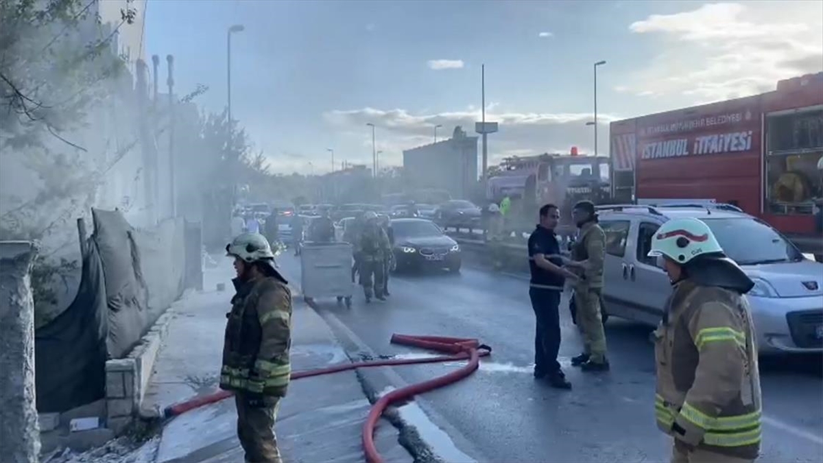 Küçükçekmece'de yol kenarındaki metruk binada çıkan yangın nedeniyle ulaşım aksadı.