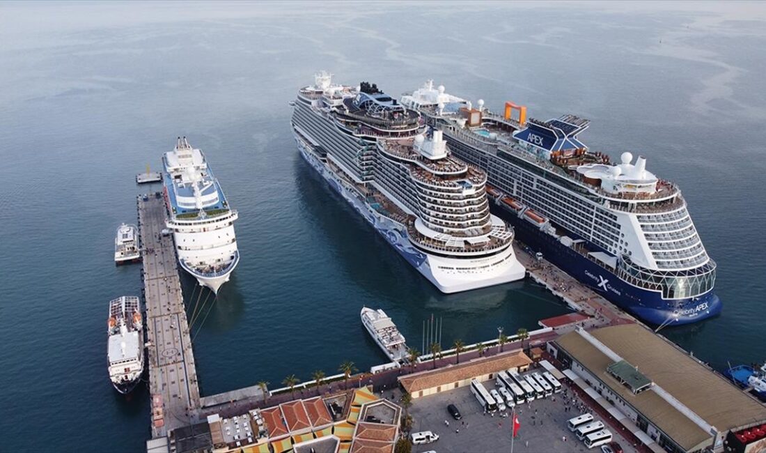 Aydın'ın Kuşadası ilçesine 3 dev gemiyle 6 bin 500 turist