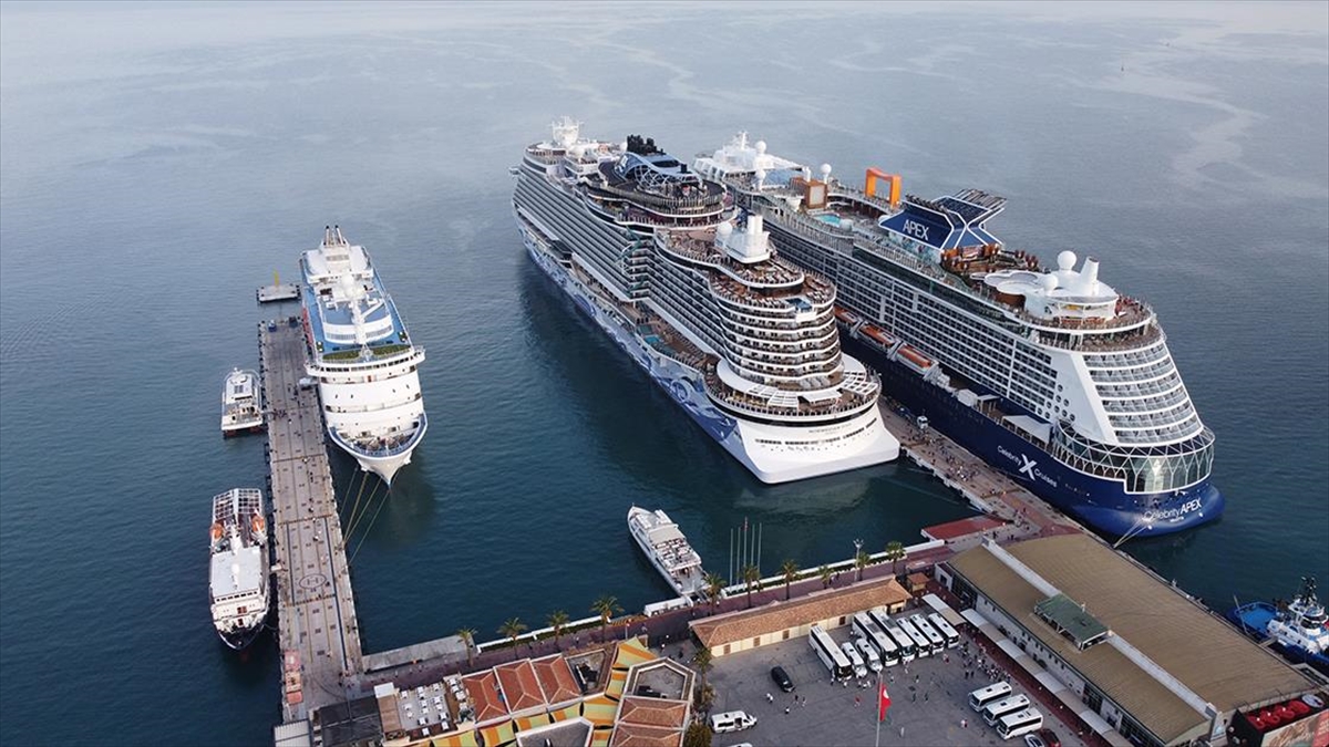 Aydın'ın Kuşadası ilçesine 3 dev gemiyle 6 bin 500 turist