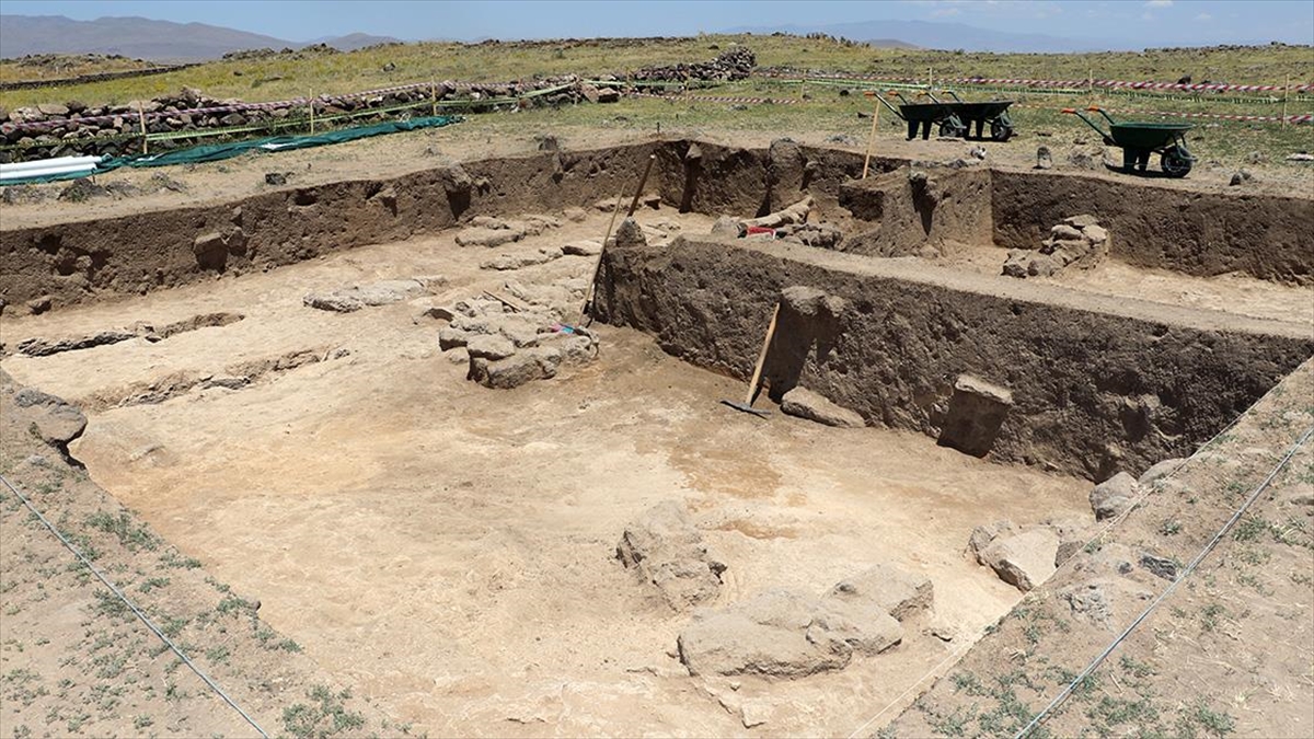 Türklere Anadolu'nun kapılarını açan Malazgirt Savaşı'nın yapıldığı alanın tespiti amacıyla