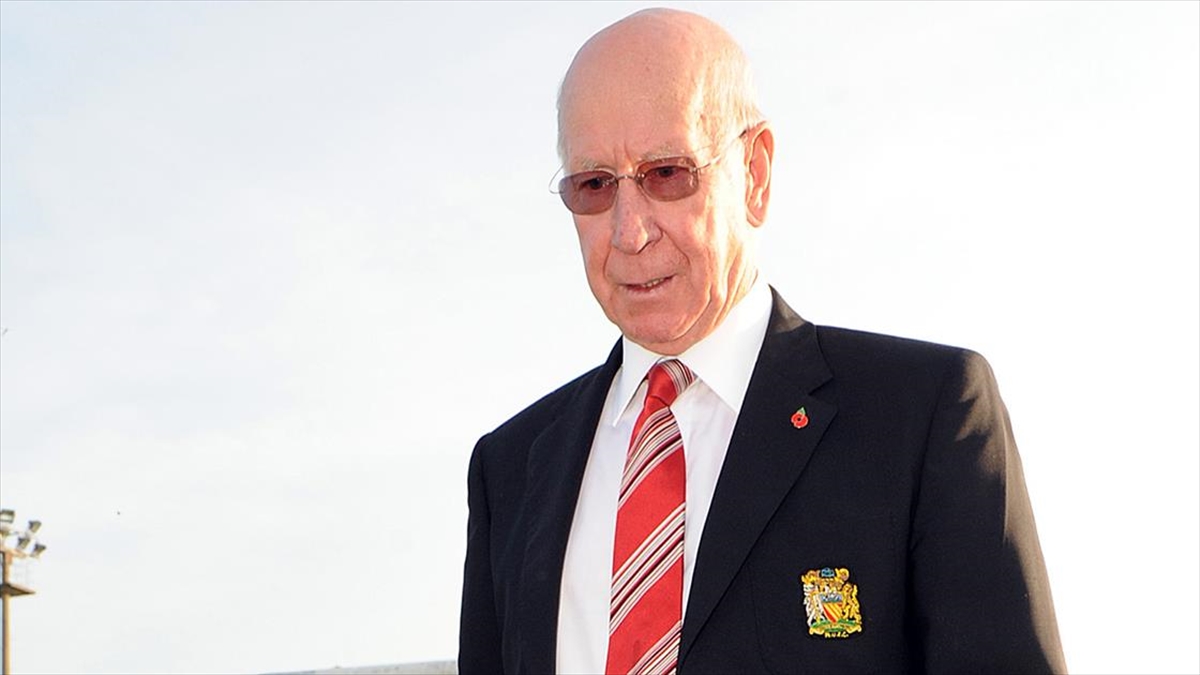 İngiltere Milli Futbol Takımı formasıyla 1966 Dünya Kupası'nda zafere ulaşan
