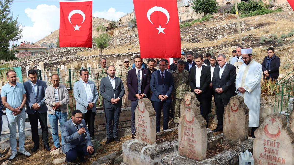 MARDIN (AA) – Kayalıpınar Mahallesi’ndeki mezarlıkta gerçekleştirilen tören, Kur’an-ı Kerim