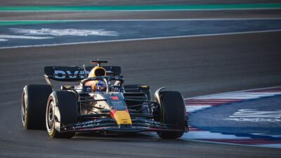 Red Bull takımının Hollandalı pilotu Max Verstappen, üst üste 3.