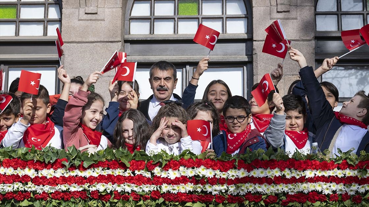Milli Eğitim Bakanı Yusuf Tekin, "Çocuklarımızın Cumhuriyet felsefesine, Cumhuriyet ruhuna,