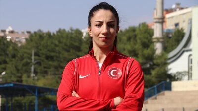 Sırbistan'da düzenlenen Dünya Güreş Şampiyonası'nda 2024 Paris Olimpiyatları'na kota alan