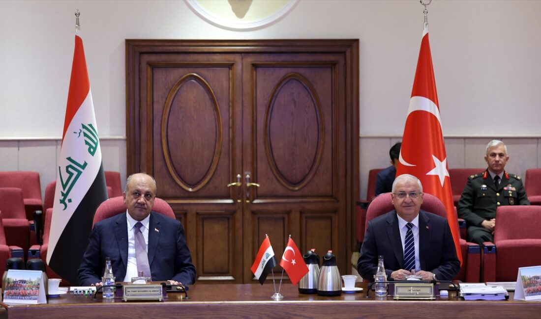 Milli Savunma Bakanı Yaşar Güler ile Irak Savunma Bakanı Sabit
