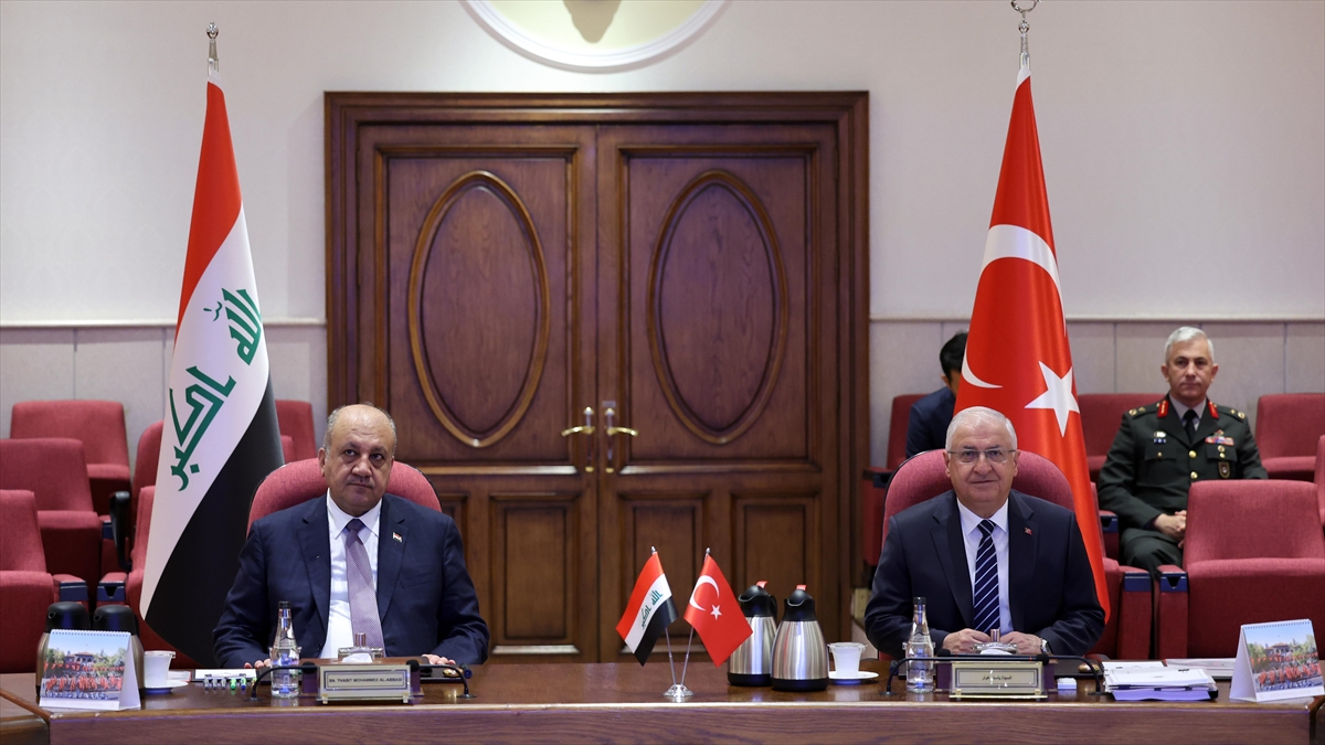 Milli Savunma Bakanı Yaşar Güler ile Irak Savunma Bakanı Sabit